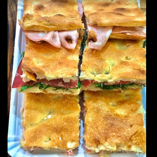 Pizza Rellena De Cecina (16 Porciones)