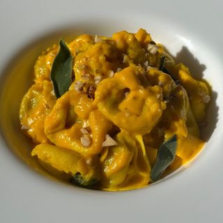 Tortellini di ricotta e spinacci con salsa de cuatto formaggi