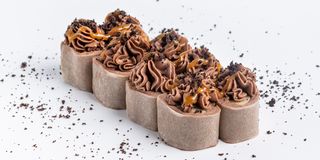 Шоколадно-карамельний рол з бананом 