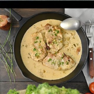 Pui în sos de ciuperci