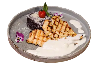 Piept de pui cu sos gorgonzola si risotto negru