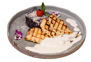 Piept de pui cu sos gorgonzola si risotto negru