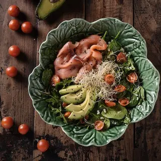 ENSALADA DE SALMÓN Y AGUACATE