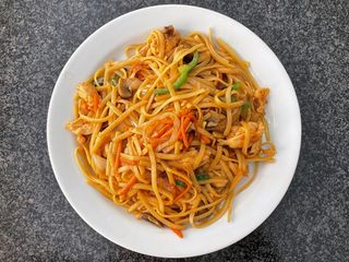 Tallarines fritos con pollo