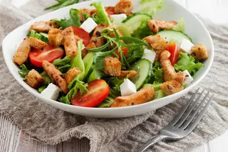 Pileća topla salata