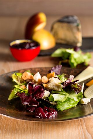 De Quesos Asturianos Con Manzana, Pasas Y Aliño De Miel Asturiana