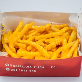 Pomfrit sa topljenim čedar sirom