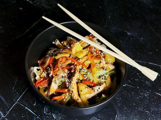 Локшина з курчам та беконом