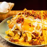 Con picadillo de chorizo y crema de queso cheddar