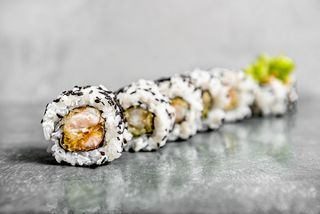 Uramaki California krewetka w tempurze, sezam 10 szt.