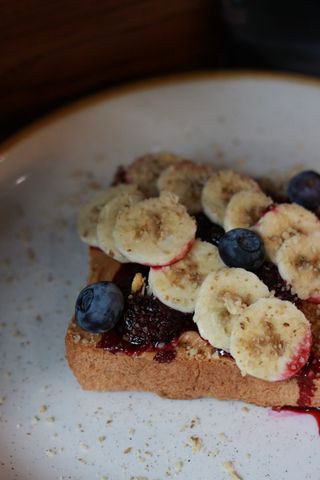 Бріош з арахісовою пастою, бананом та варенням