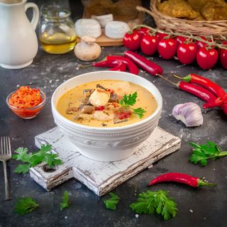 Том-ям на кокосовом молоке с курицей