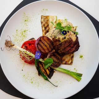 Muschiulet de vita cu sos de piper verde