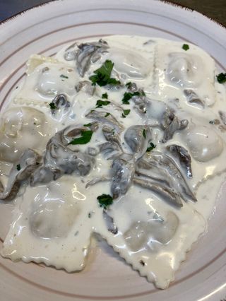 Raviolis De setas trompetas de la muerte y queso parmesano
