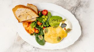 Завтрак с креветками яйцом пашот и авокадо