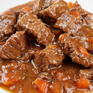 Ternera en salsa con patatas fritas