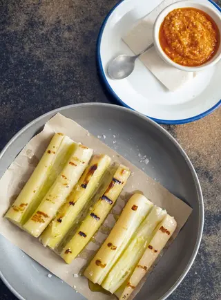 Puerros al carbón con salsa romescu