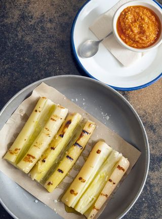 Puerros al carbón con salsa romescu