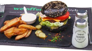 Cheesy vegan burger cu cartofi wedges.