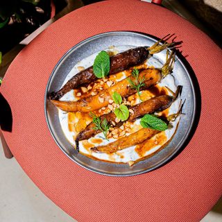 Zanahorias rostizadas con salsa de yogur y salsa “hot honey”