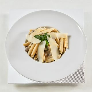 Pašta sa biftekom i  šampinjonima pola porcije 200 gr