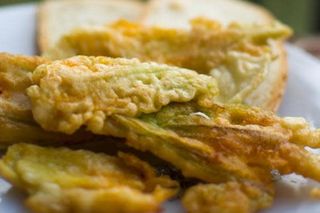 Fiori di zucca pastellati con ricotta e provola - 1 pezzo