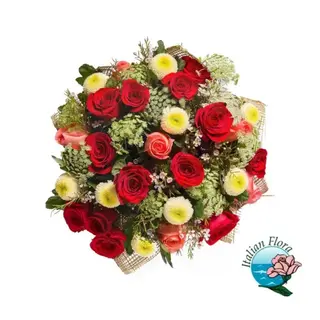 Bouquet di rose rosse e rosa con fiorellini