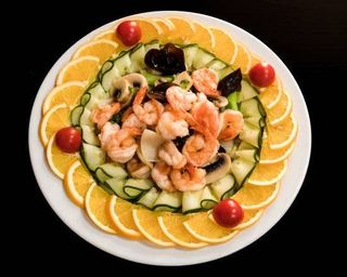 Gambas com cogumelos chineses e bambu