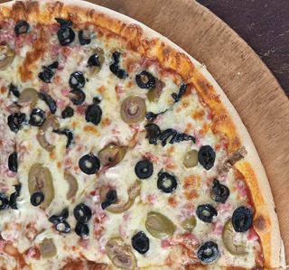 Пица Маслини и Краставички