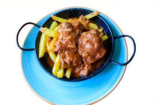 Carrillada En Salsa De Vino Tinto Con Patatas Fritas