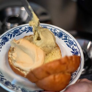 Brioche siciliana con Gelato di Capra