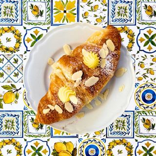 Cornetto con doppia crema pasticcera, mandorle e cannella