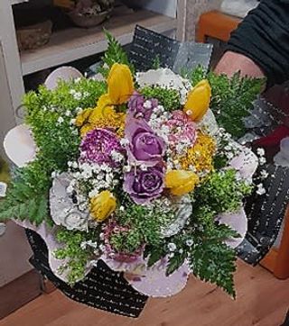 Bouquet misto colorato con fiori di stagione