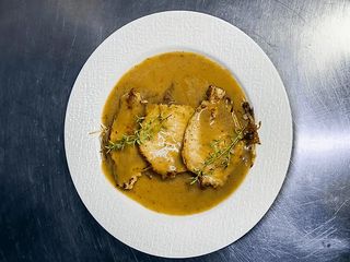 Свинячий биток з цибулею шалот