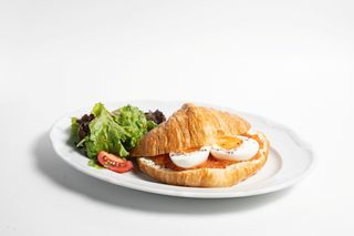 Круассан с икрой