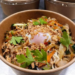 Pad thai con huevo meloso. Noodles, verduras salteadas y salsa cósmica