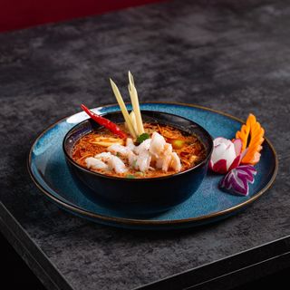 Tajska ostra zupa z pasta Tom-Yum z krewetkami