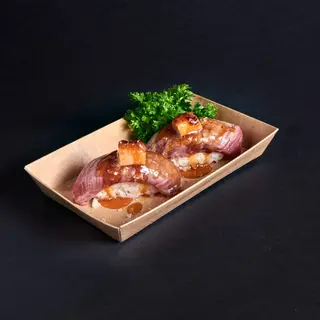Nigiri de Solomillo Flameado con Salsa Miso, sal maldon y foie.