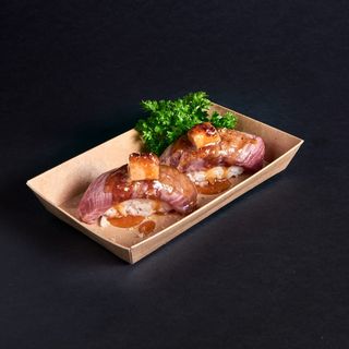Nigiri de Solomillo Flameado con Salsa Miso, sal maldon y foie.