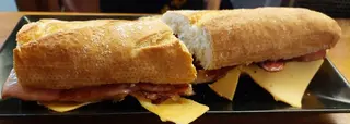 Bocadillo De Bacon Con Queso Cheddar