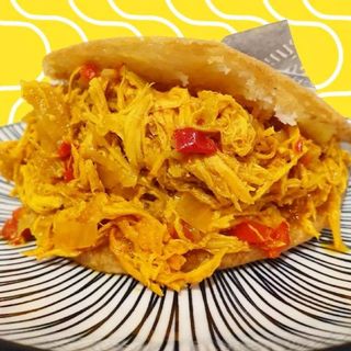 Arepa con Pollo Desmechado