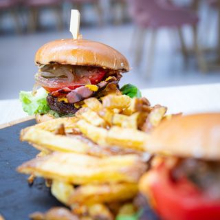 Burger mini si cartofi naturali prajiti 200GR/200GR