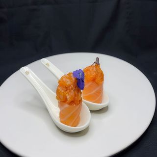 48. Gunkan salmón flower (2 piezas)