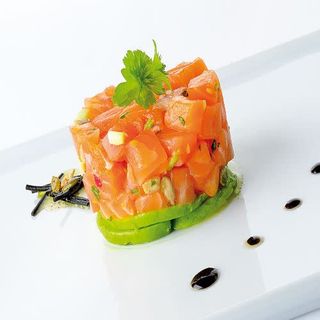 90. Tartar Salmón