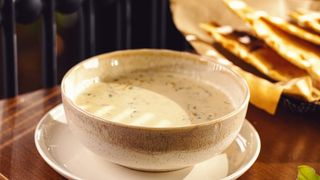 სოკოს წვნიანი ნაღებით და ცოცხალი ბოსტნეულით