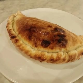 Calzone con mozzarella, patate al forno e salsiccia