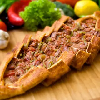 Pide sa mesom na kockice - Kuşbaşili pi̇de 271 gr