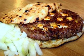 Punjena pljeskavica sa kajmakom u lepinji 250 gr