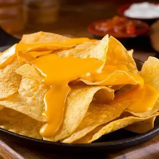 Nachos con salsa cheddar