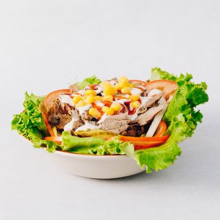 Kebab salata sa purećim mesom